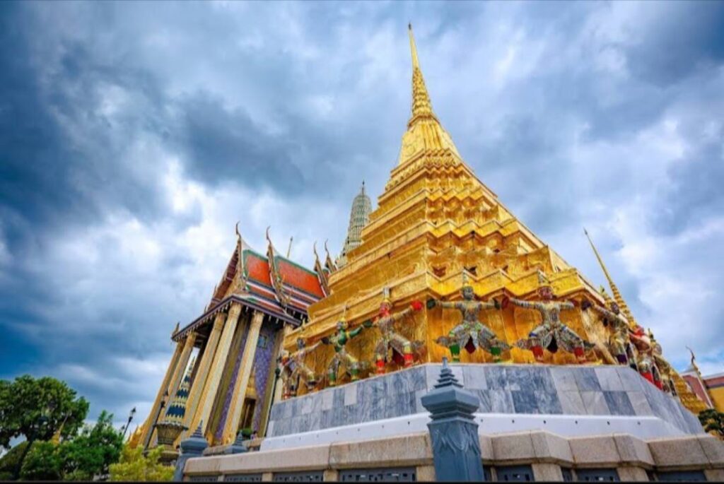 วัดพระศรีรัตนศาสดาราม หรือที่รู้จักกันทั่วไปในชื่อ วัดพระแก้ว