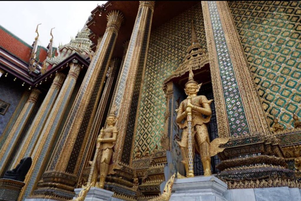 วัดพระศรีรัตนศาสดาราม หรือที่รู้จักกันทั่วไปในชื่อ วัดพระแก้ว