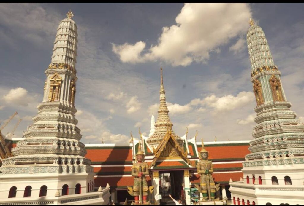 วัดพระศรีรัตนศาสดาราม หรือที่รู้จักกันทั่วไปในชื่อ วัดพระแก้ว