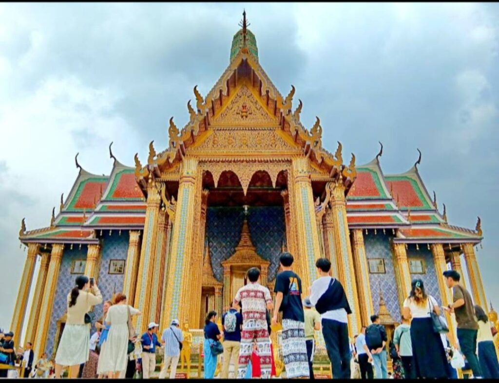 วัดพระศรีรัตนศาสดาราม หรือที่รู้จักกันทั่วไปในชื่อ วัดพระแก้ว