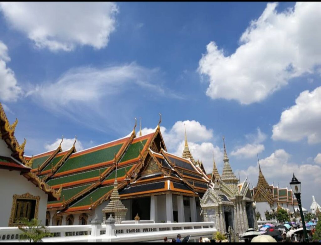 วัดพระศรีรัตนศาสดาราม หรือที่รู้จักกันทั่วไปในชื่อ วัดพระแก้ว